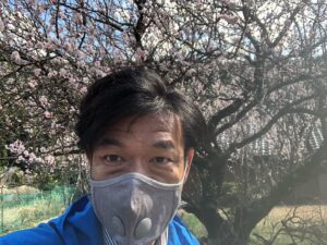 2023年3月15日の谷口本人の写真です。すぐ後ろの桜が満開です。