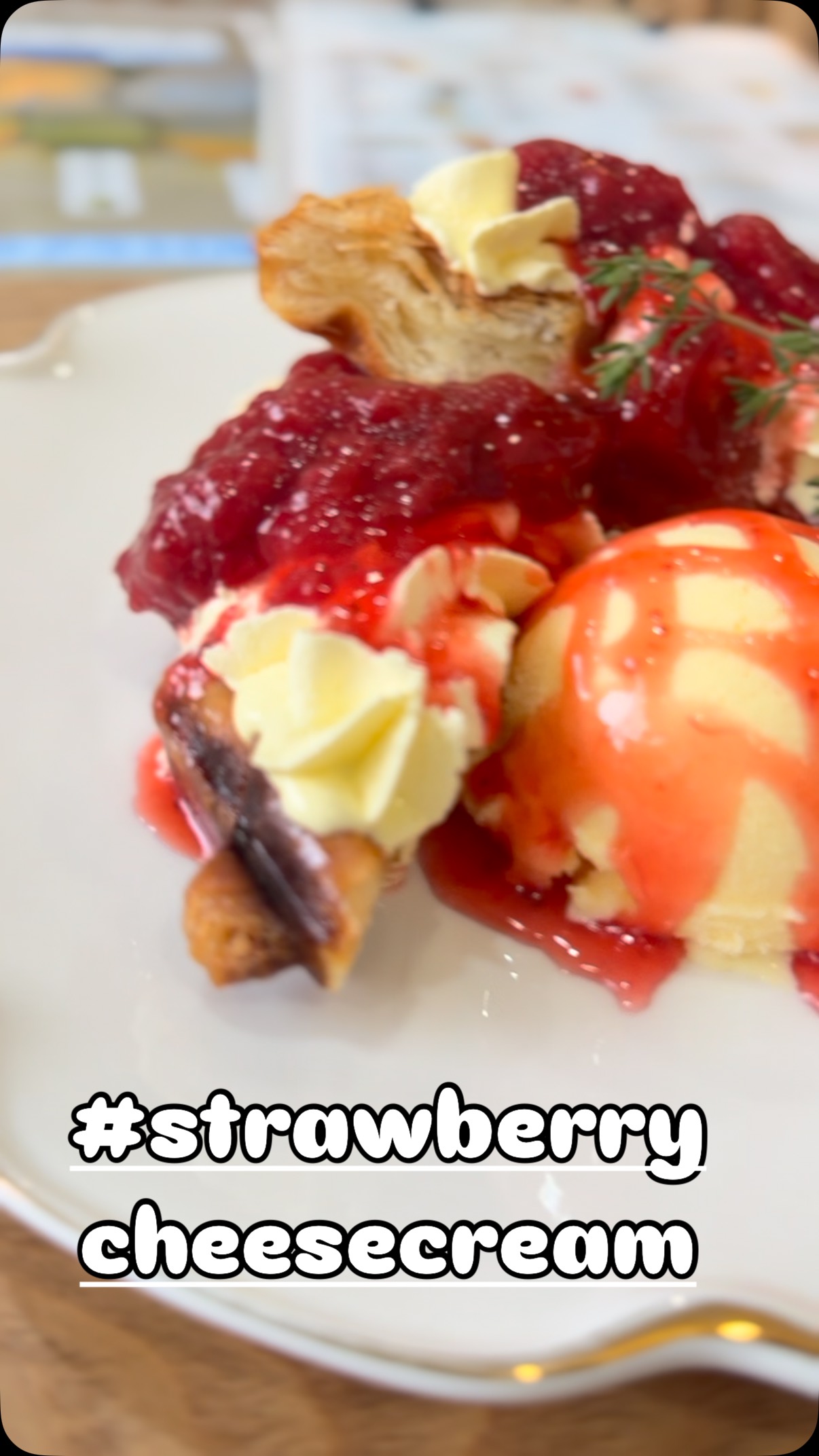 サクッサクのクロッフル（クロワッサン生地のワッフル！）に🍓strawberryとチーズクリーム